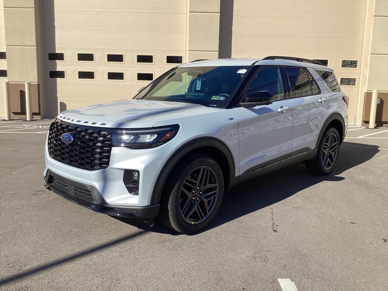 2026 Ford Explorer ST-Line photo 2