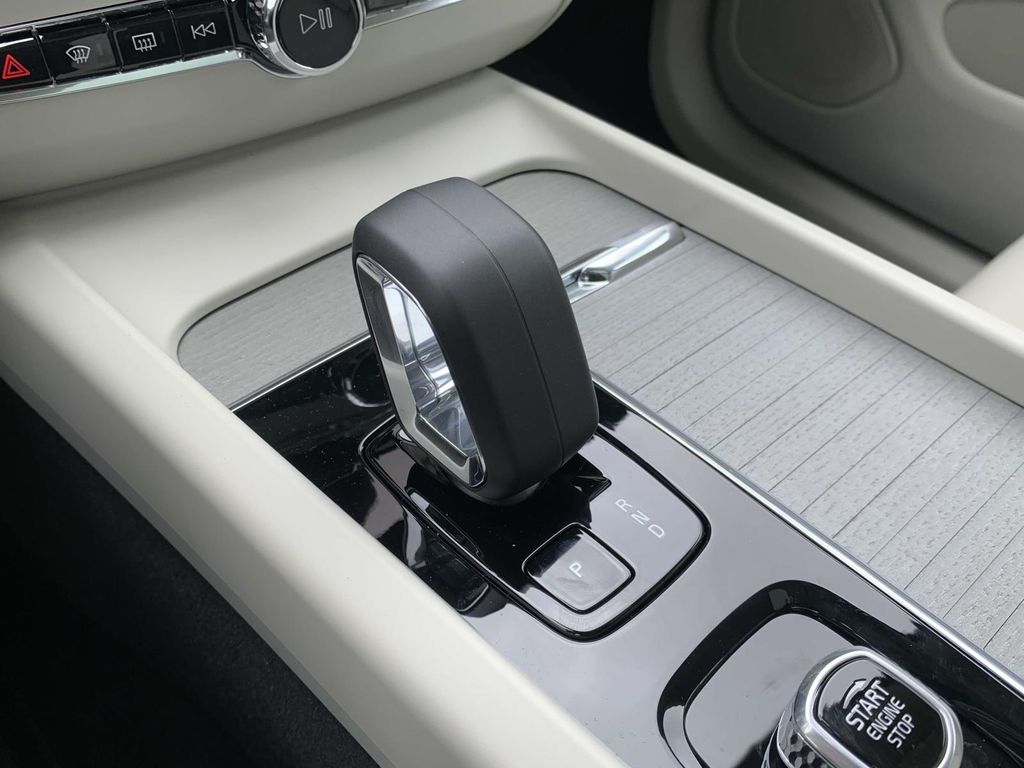 2025 Volvo XC60 T8 Plus photo 19