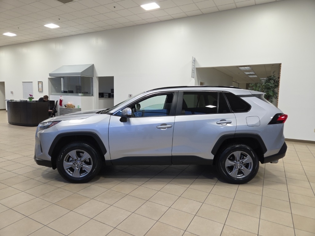 2024 Toyota RAV4 XLE's photo