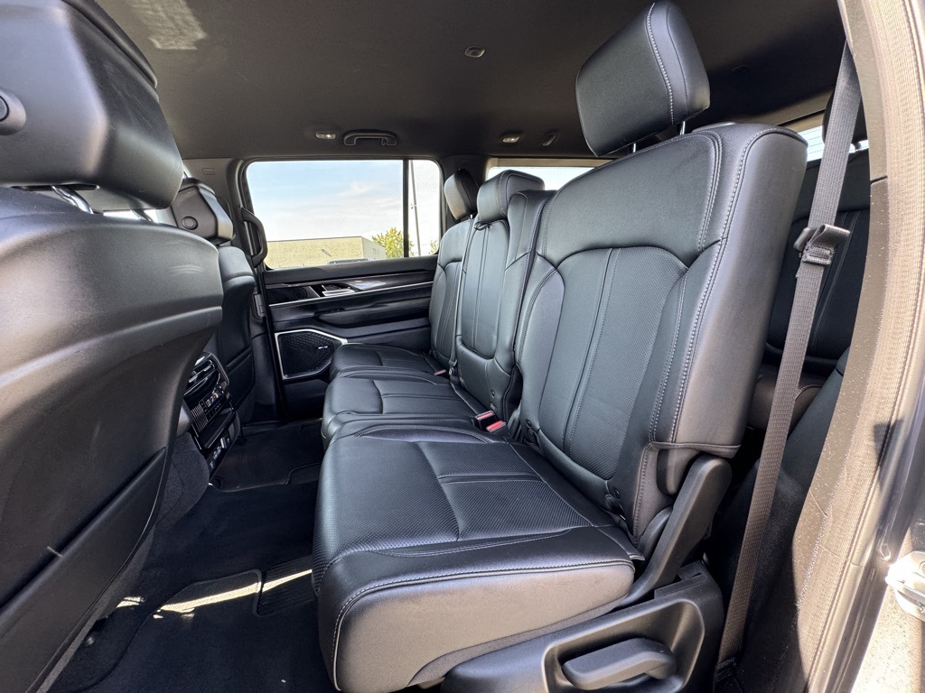 2024 Jeep Wagoneer Base photo 21