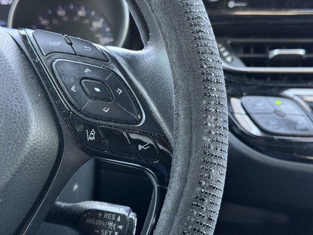 2022 Toyota C-HR XLE photo 13