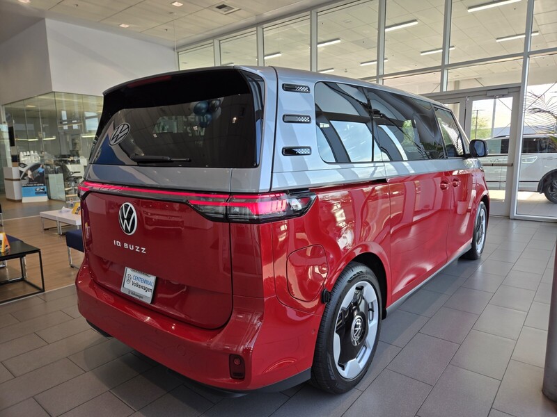 2025 Volkswagen ID. Buzz Pro Plus photo 3
