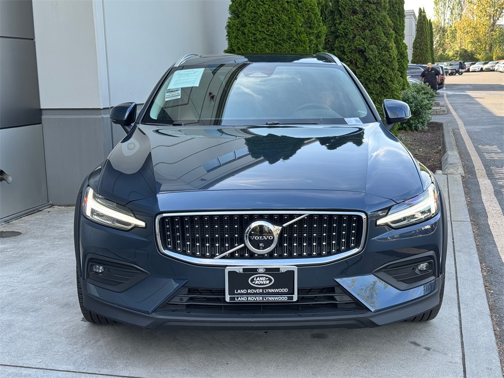 2024 Volvo V60 Cross Country B5 Plus photo 2