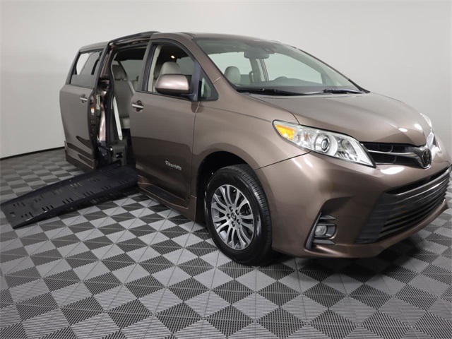 2020 Toyota Sienna XLE's photo