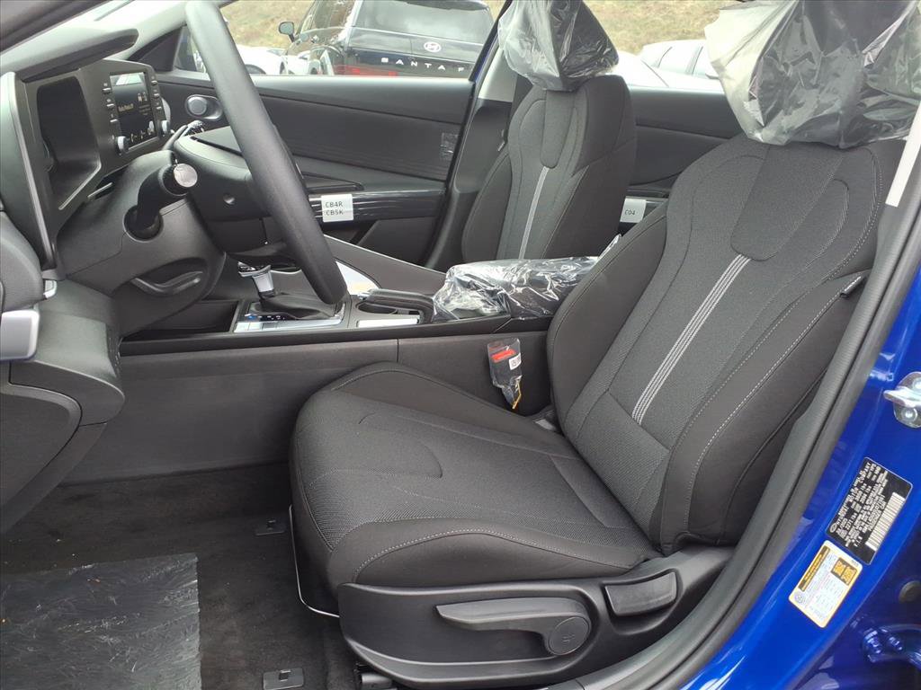 2025 Hyundai Elantra SE photo 4