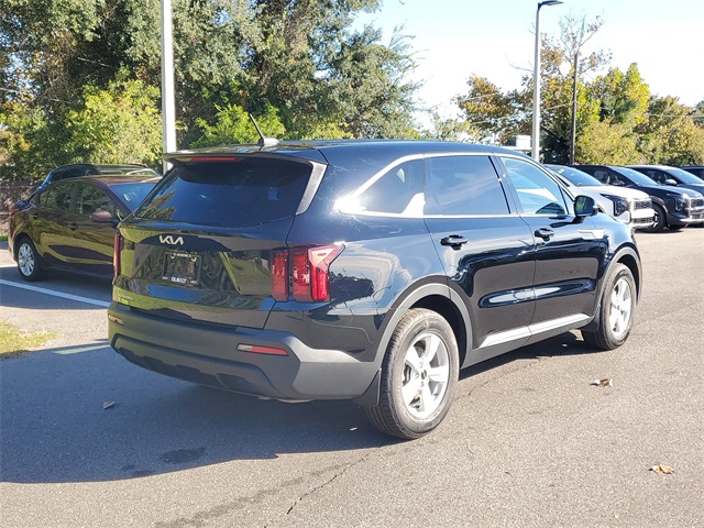 2023 Kia Sorento LX photo 2