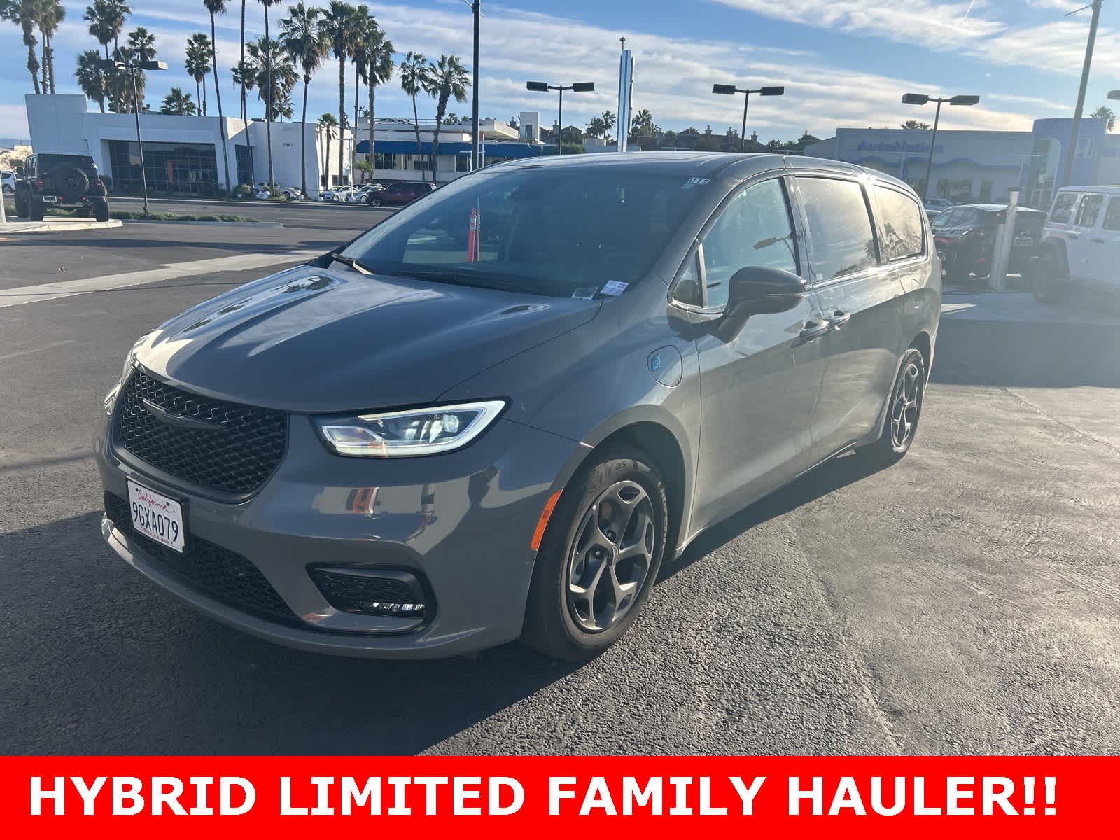 2022 Chrysler Pacifica Hybrid Limited's photo