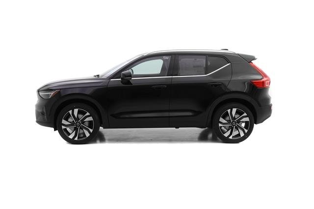2025 Volvo XC40 AWD photo 3