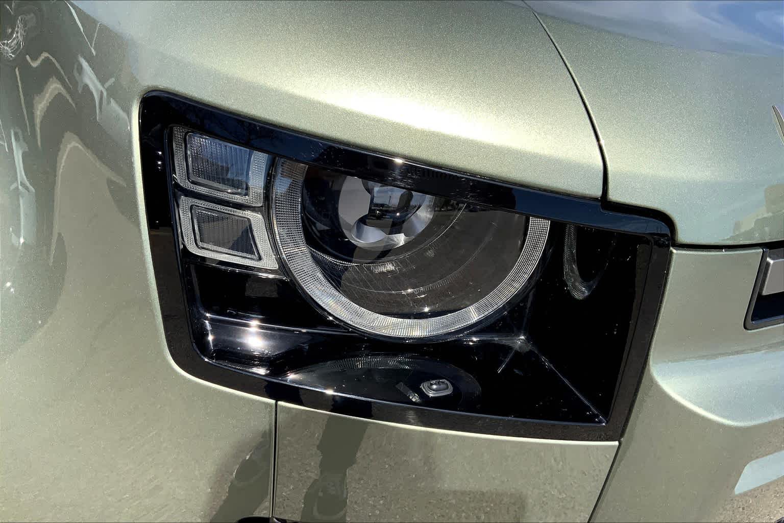 2025 Land Rover Defender 130 X-Dynamic SE photo 13