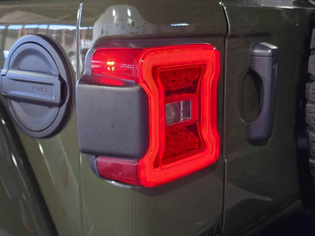 2023 Jeep Wrangler Rubicon photo 9