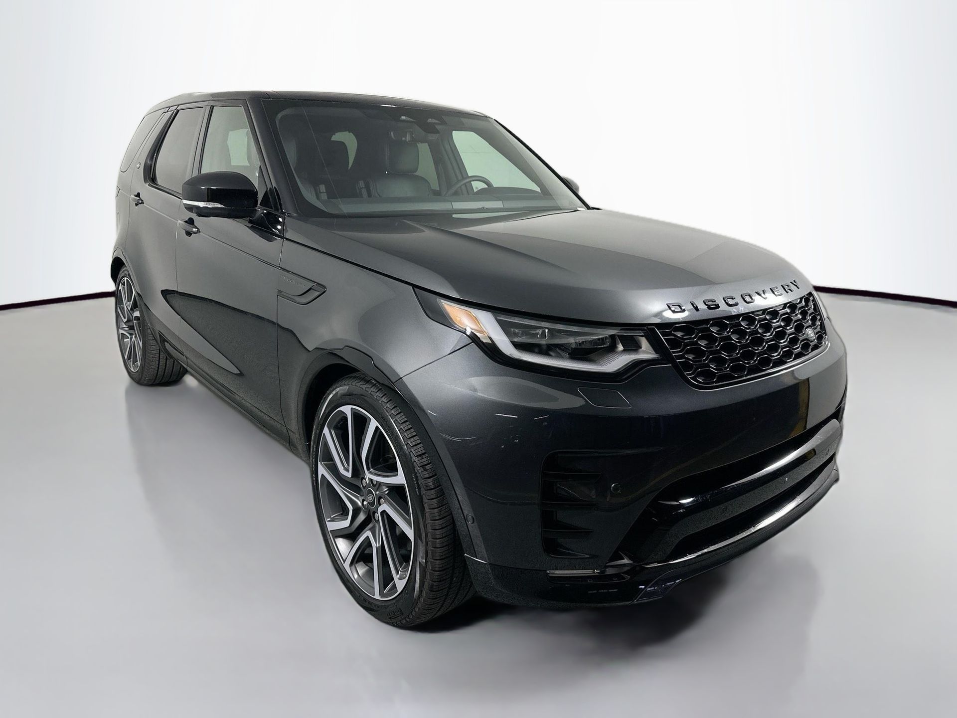 2025 Land Rover Discovery SE photo 3