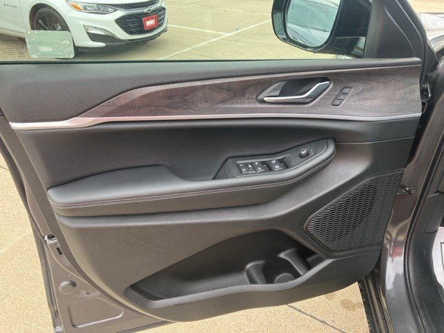 2025 Jeep Grand Cherokee Limited photo 3