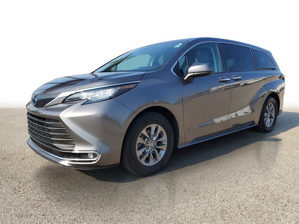 2022 Toyota Sienna XLE photo 2