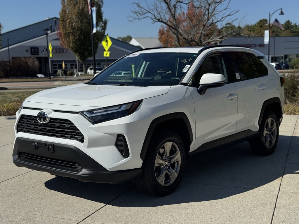 2023 Toyota RAV4 XLE photo 4