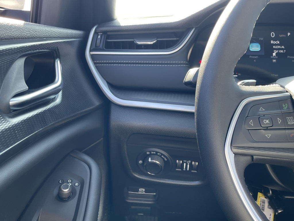 2025 Jeep Grand Cherokee Laredo X photo 30