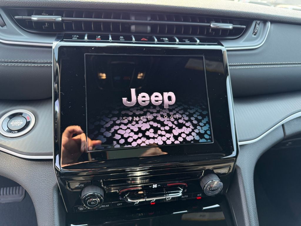 2025 Jeep Grand Cherokee Laredo X photo 18