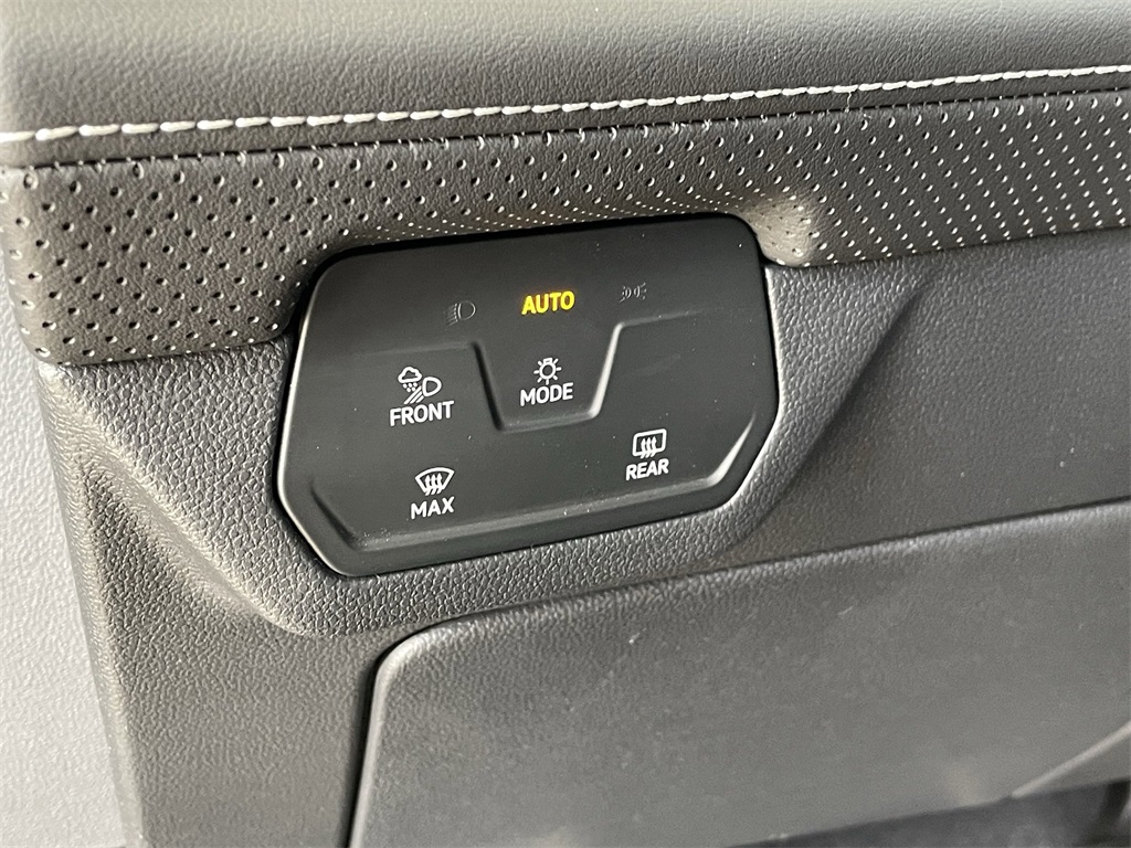 2025 Volkswagen Atlas Cross Sport SEL R-Line photo 16