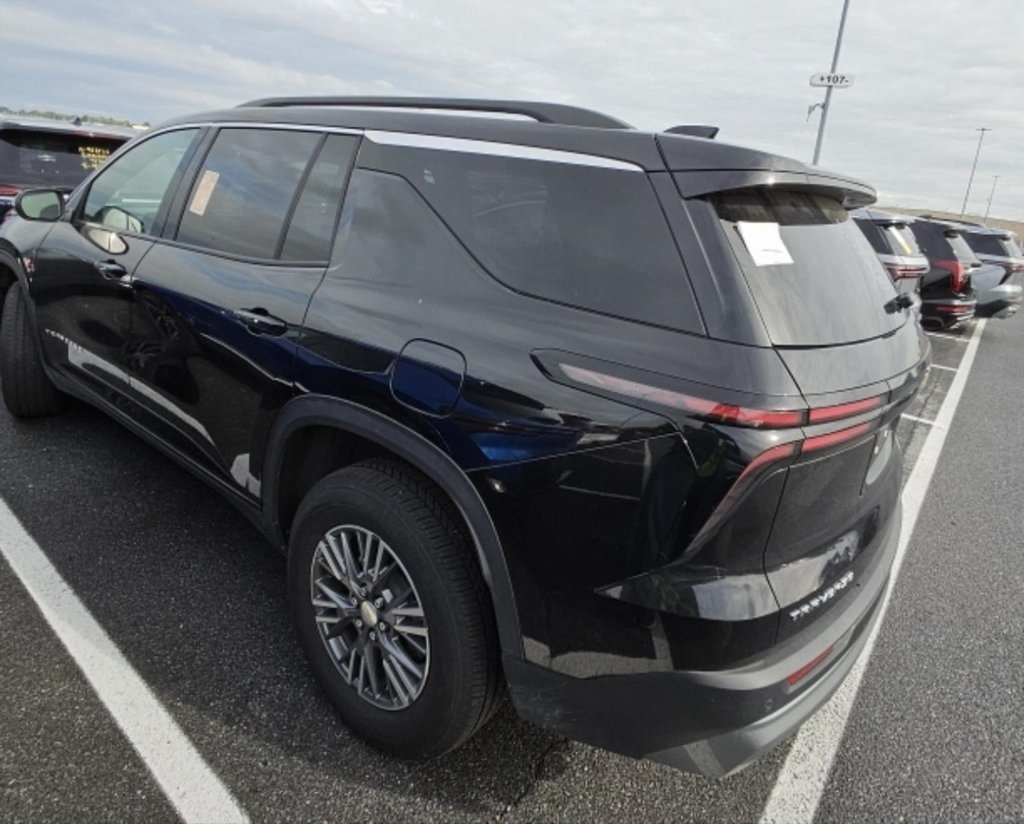 2025 Chevrolet Traverse photo 2