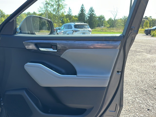 2025 Toyota Highlander Hybrid Platinum photo 13