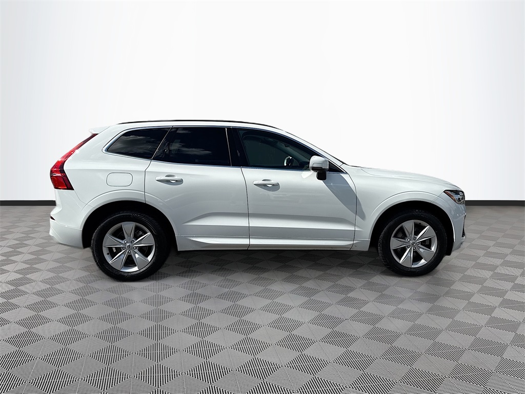 2022 Volvo XC60 B5 Momentum photo 3