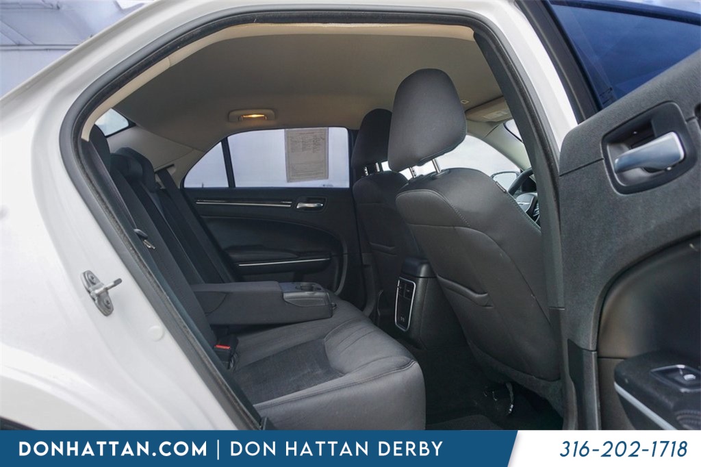 2023 Chrysler 300 Touring photo 4