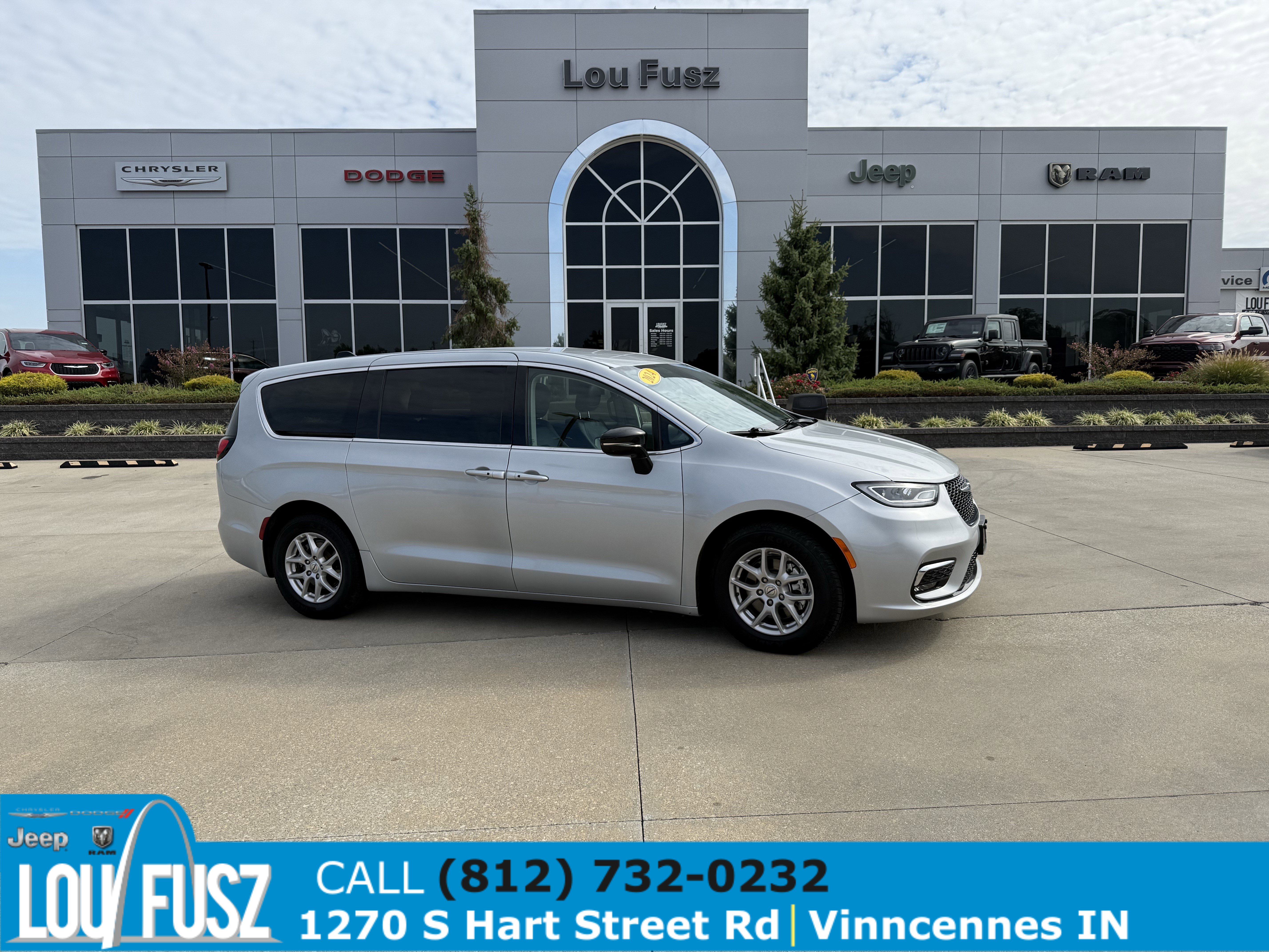 2024 Chrysler Pacifica Touring L's photo