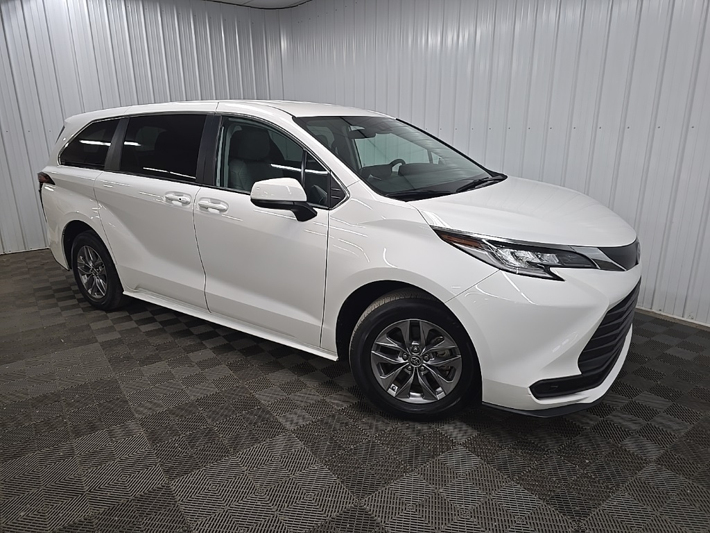 2022 Toyota Sienna LE