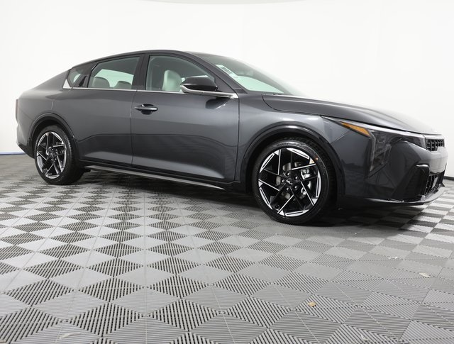 2025 Kia K4 GT-Line photo 3