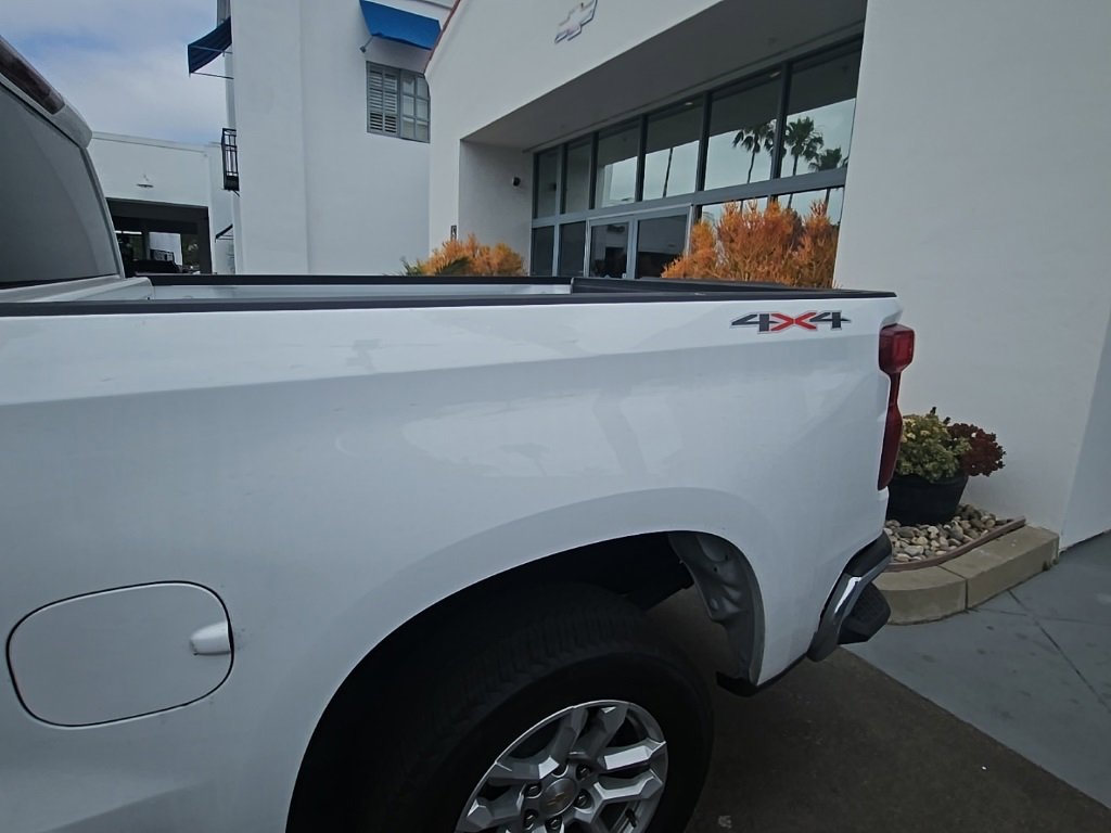 2025 Chevrolet Silverado 1500 LT photo 4