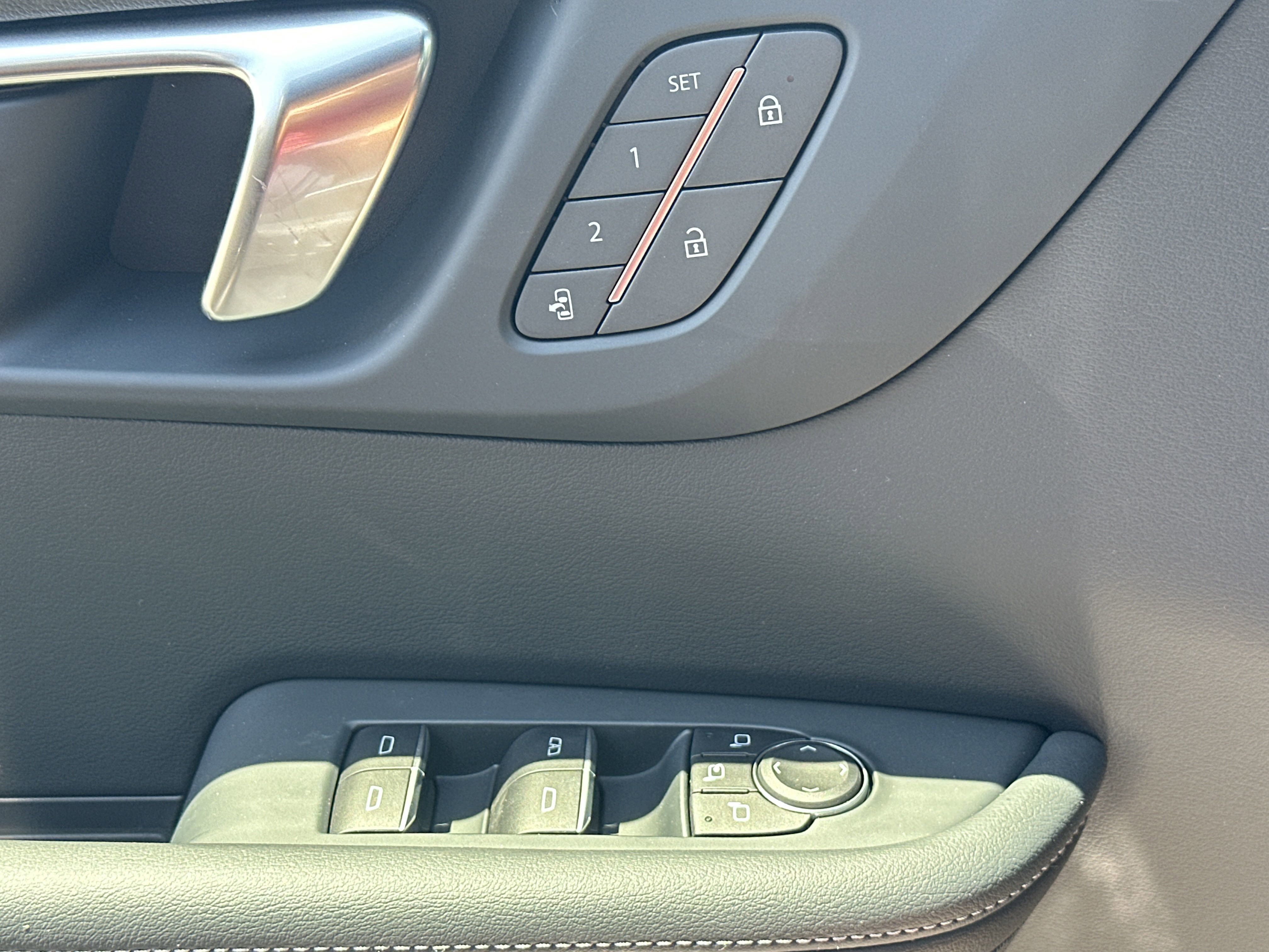 2025 Buick Enclave Sport Touring photo 4
