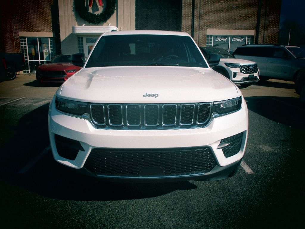 2025 Jeep Grand Cherokee Laredo X photo 2