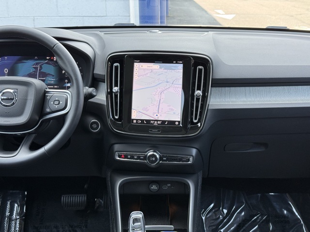 2025 Volvo XC40 Plus photo 6