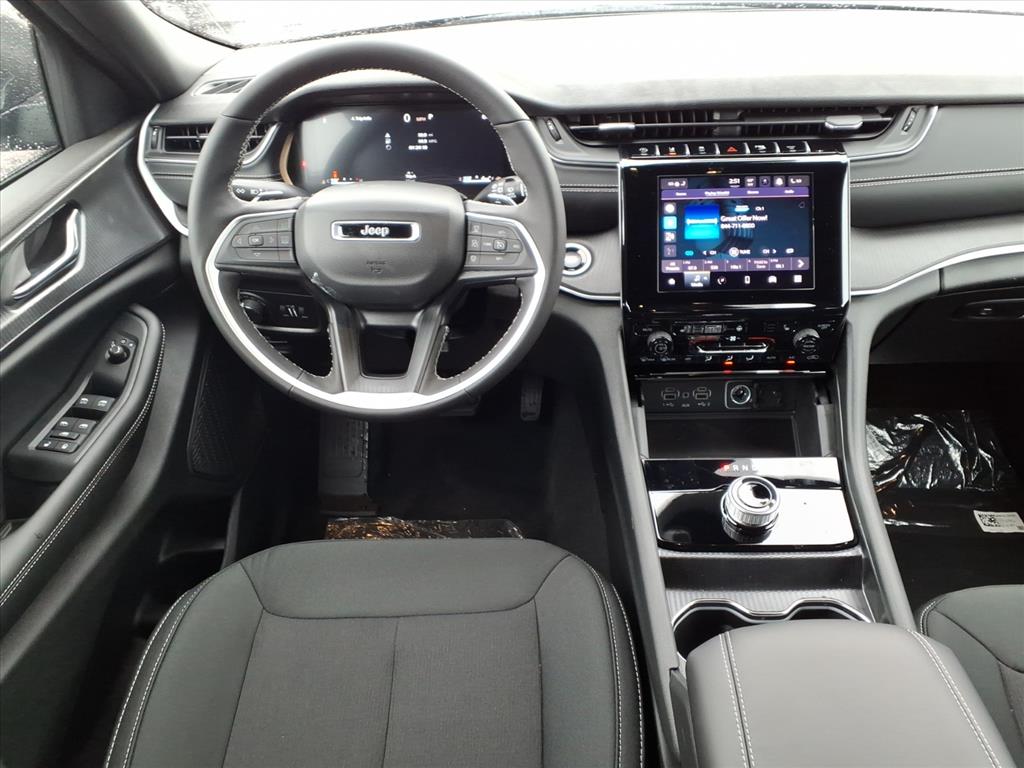 2025 Jeep Grand Cherokee Laredo photo 3