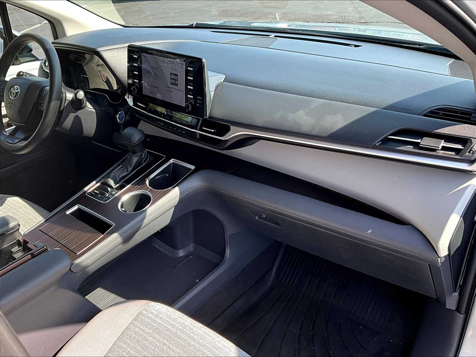 2023 Toyota Sienna LE photo 22