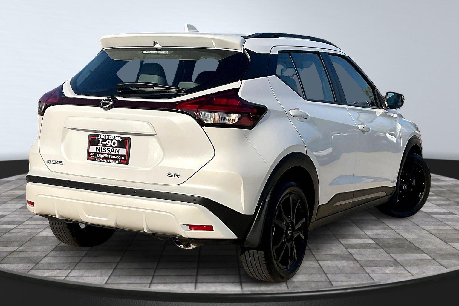 2023 Nissan Kicks SR photo 2