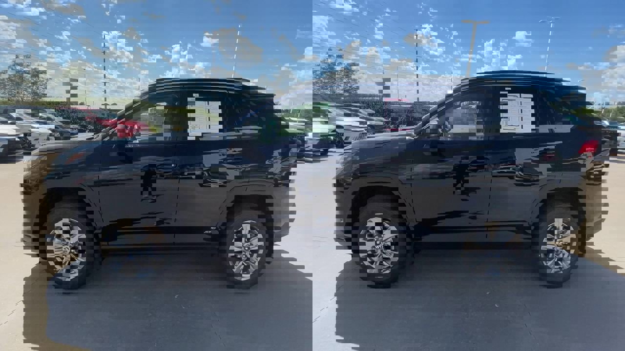 2025 Toyota RAV4 Hybrid LE photo 5