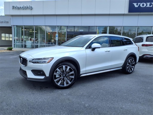 2026 Volvo V60 Cross Country B5 AWD photo 2