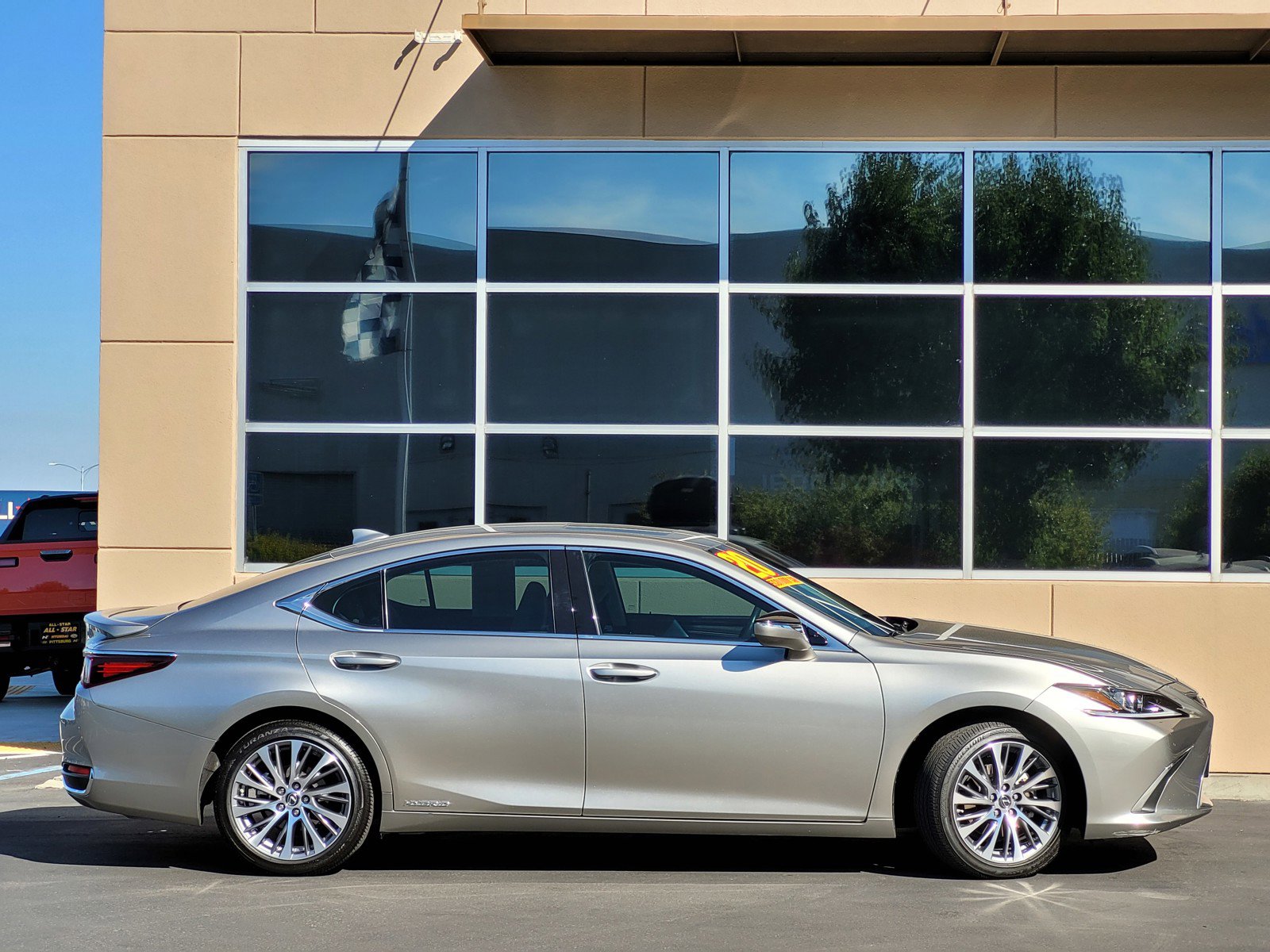 2020 Lexus ES 300h photo 3