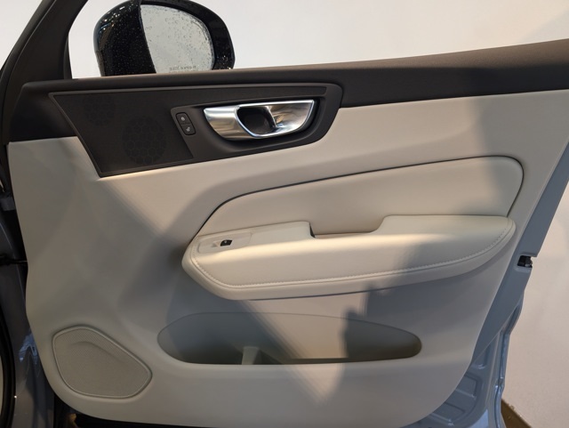 2025 Volvo XC60 B5 Plus photo 27