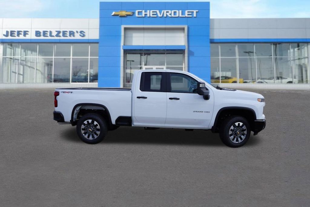 2025 Chevrolet Silverado 2500HD Custom photo 2