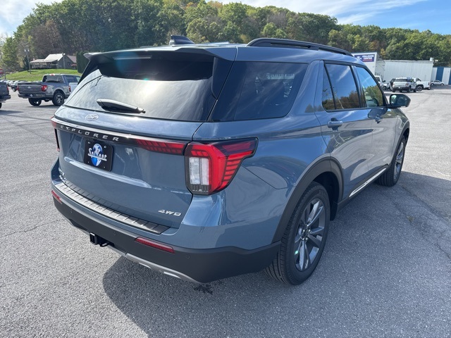 2025 Ford Explorer photo 3