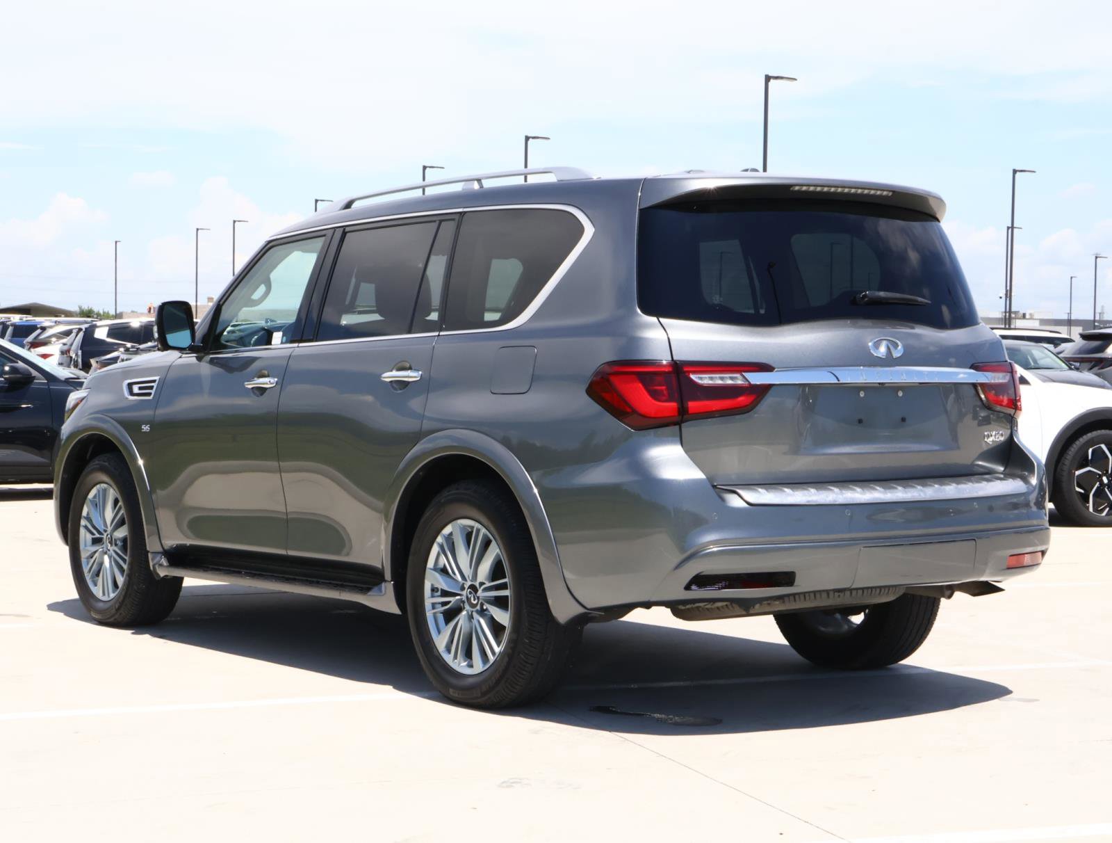 2019 Infiniti QX80 Luxe photo 3