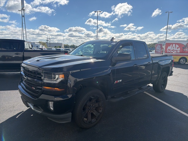 2017 Chevrolet Silverado 1500 LT photo 2