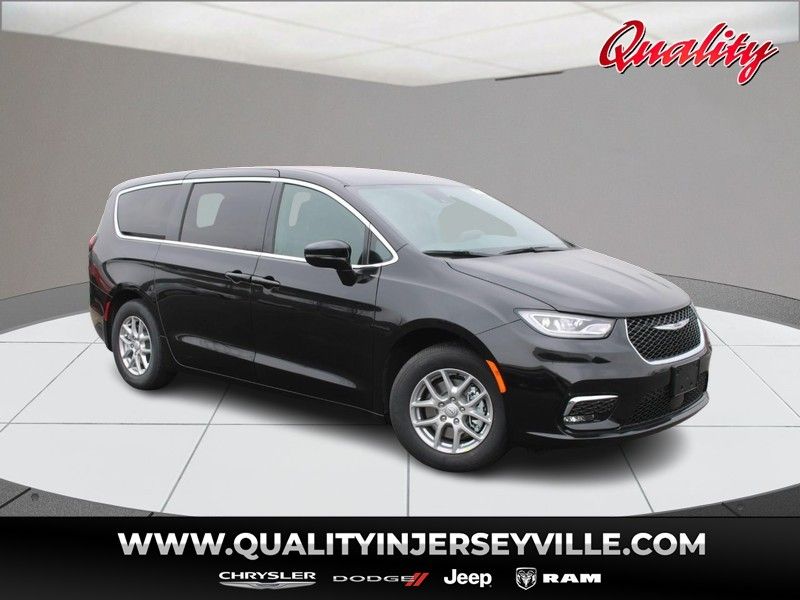 2026 Chrysler Pacifica Select's photo