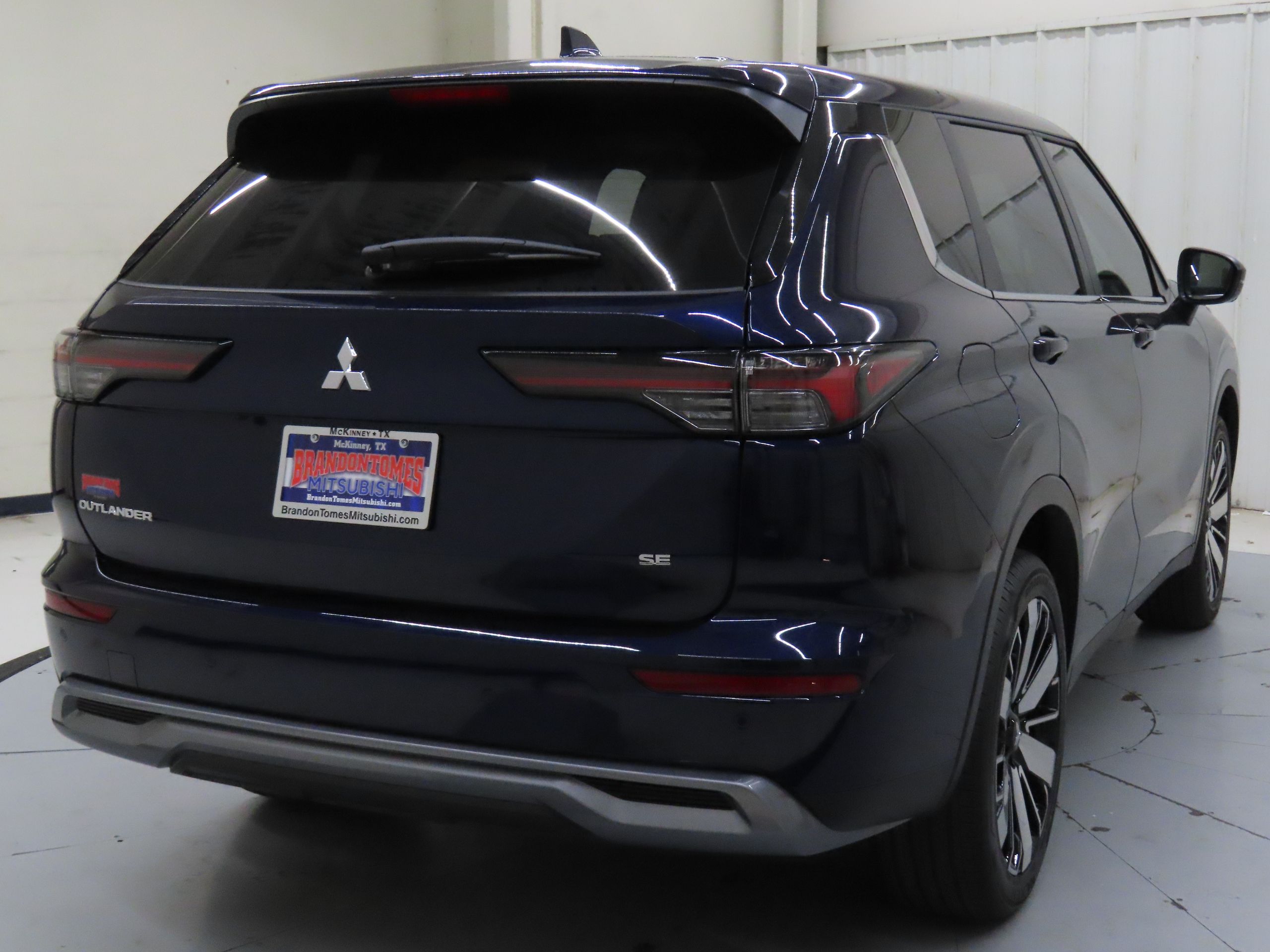 2025 Mitsubishi Outlander SE photo 3