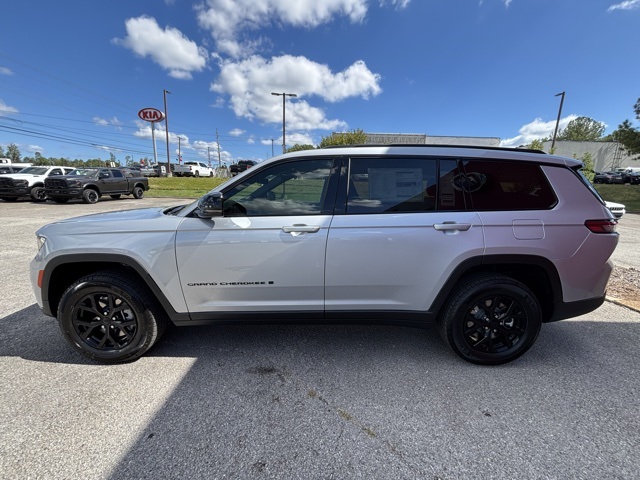 2025 Jeep Grand Cherokee Altitude photo 3