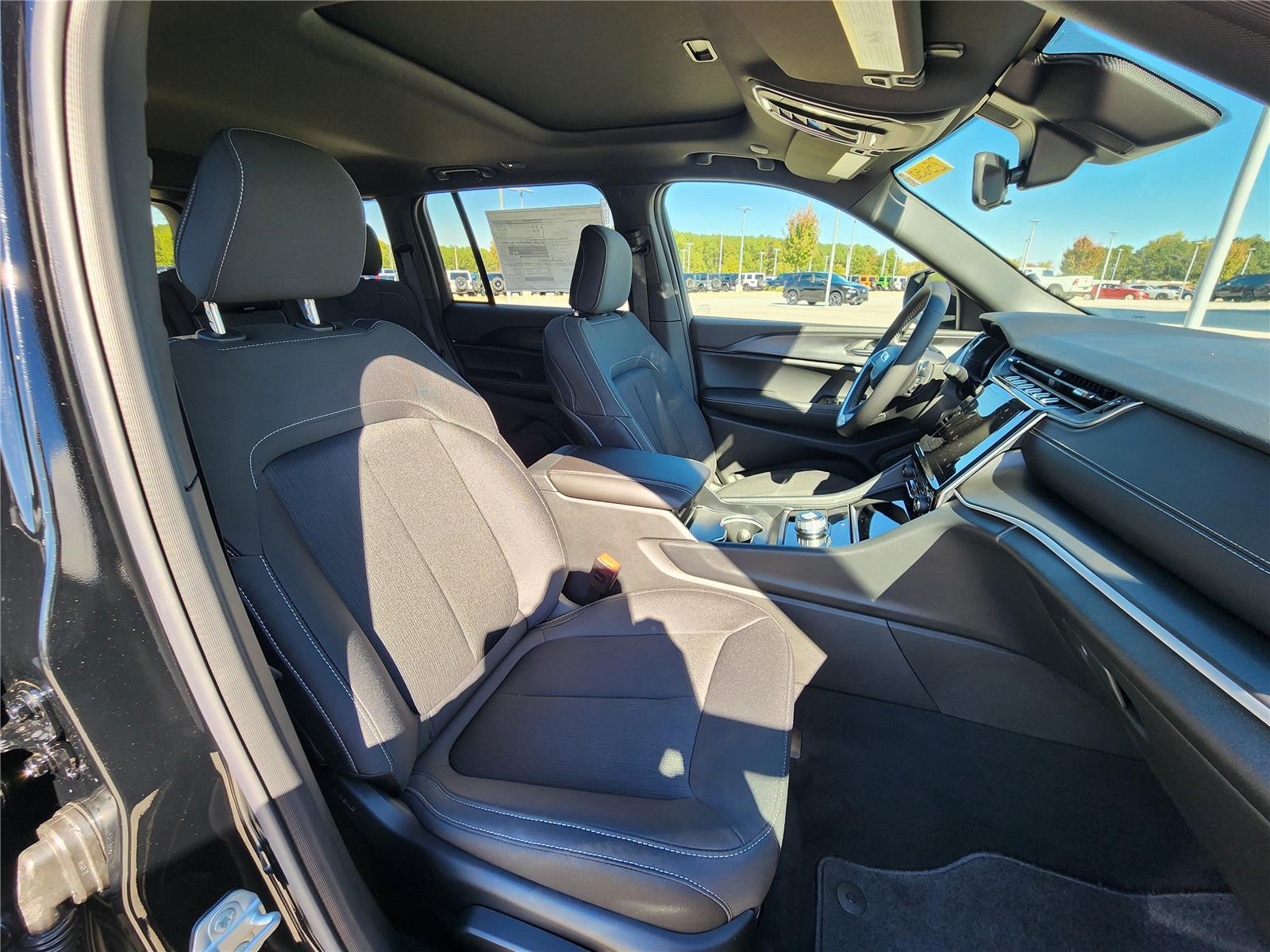 2025 Jeep Grand Cherokee Laredo X photo 4