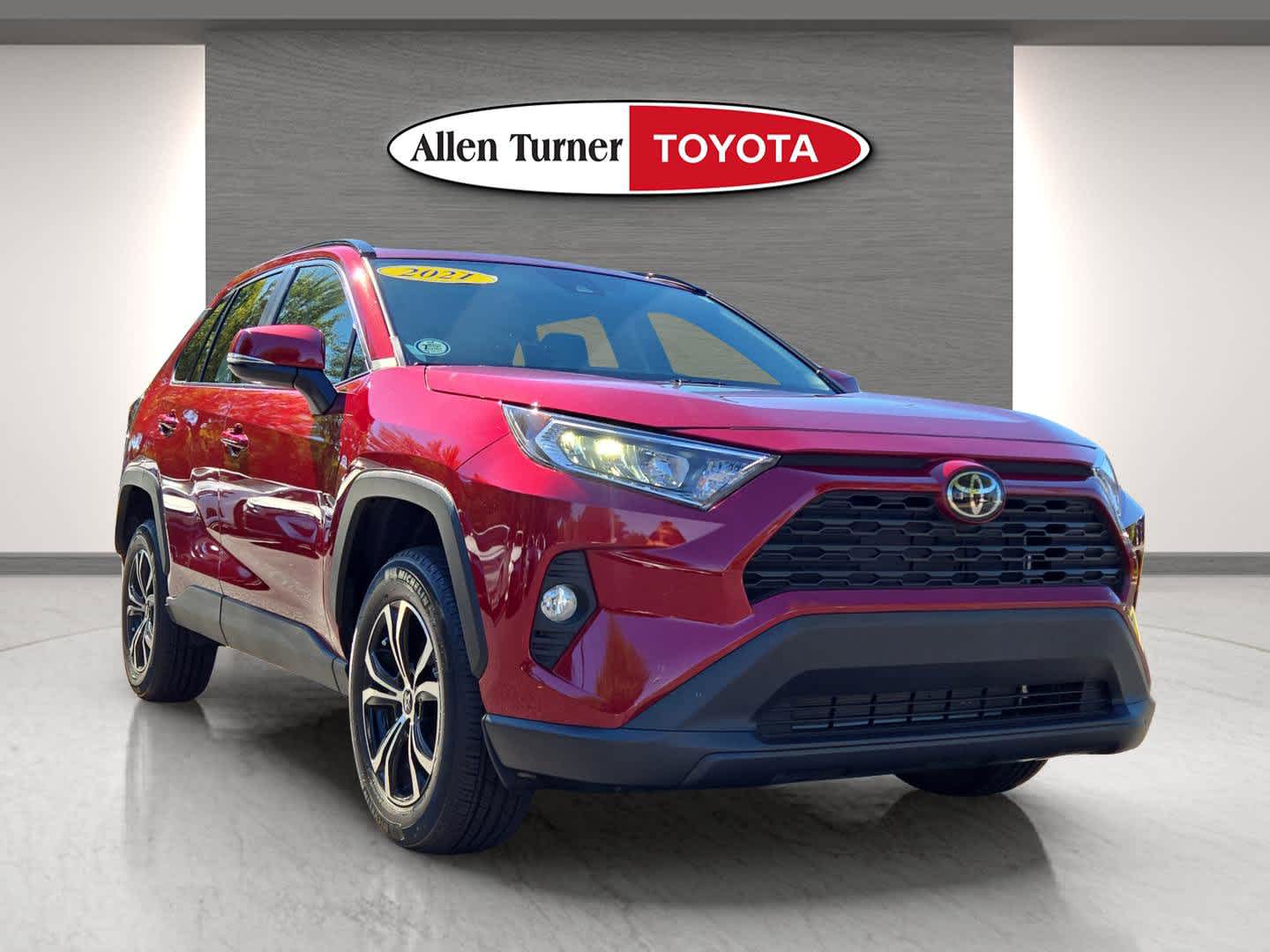 2021 Toyota RAV4 XLE photo 2