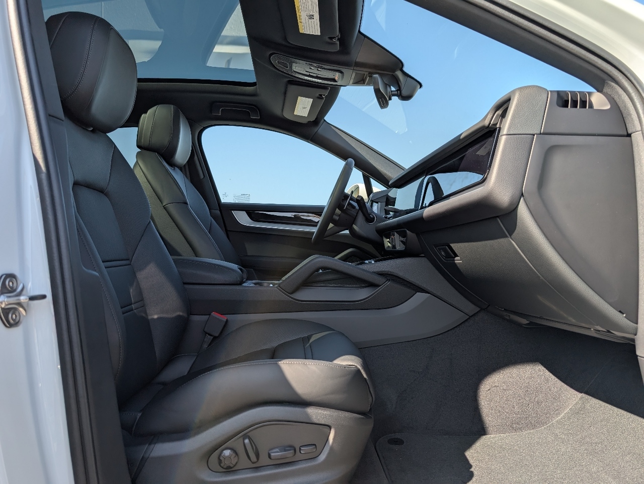 2025 Porsche Cayenne photo 17