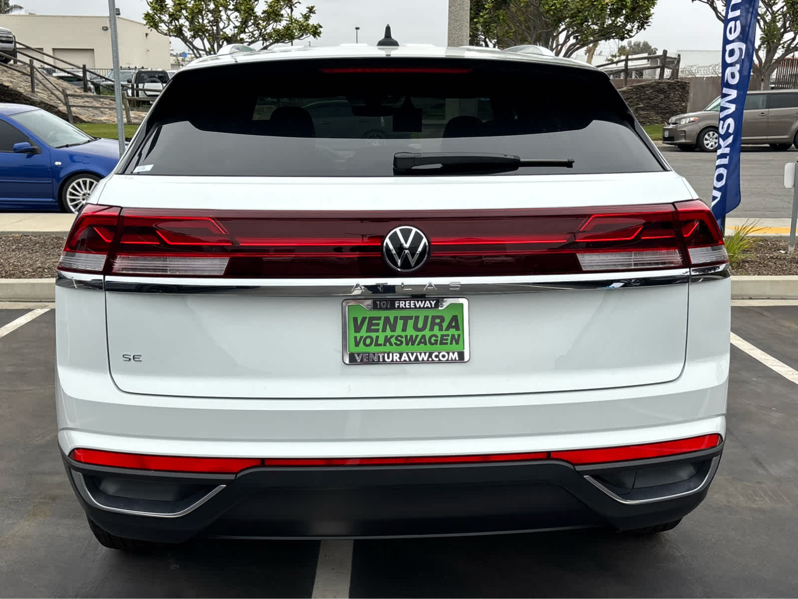 2025 Volkswagen Atlas Cross Sport SE photo 3